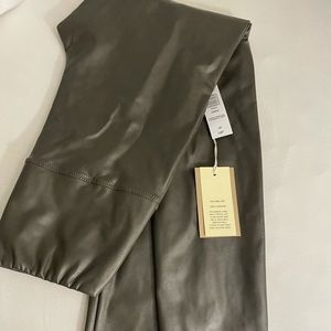 Aritzia Wilfred Free Daria Pant (vegan leggings)